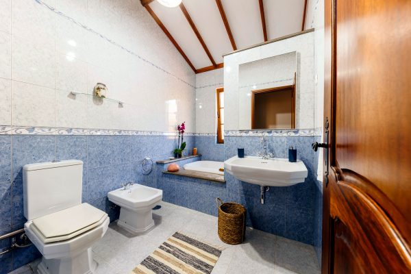 O Refugio - Guide to the Azores - bathroom-wide