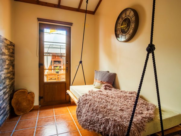 O Refugio - Guide to the Azores - bancada de madeira